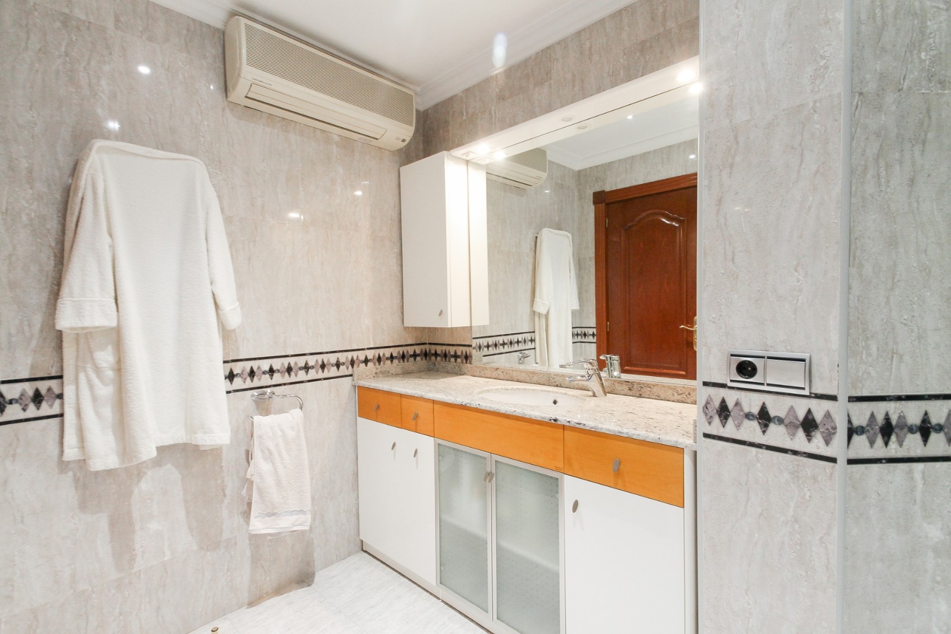 Resale - Apartment - Alicante - - Centro  -
