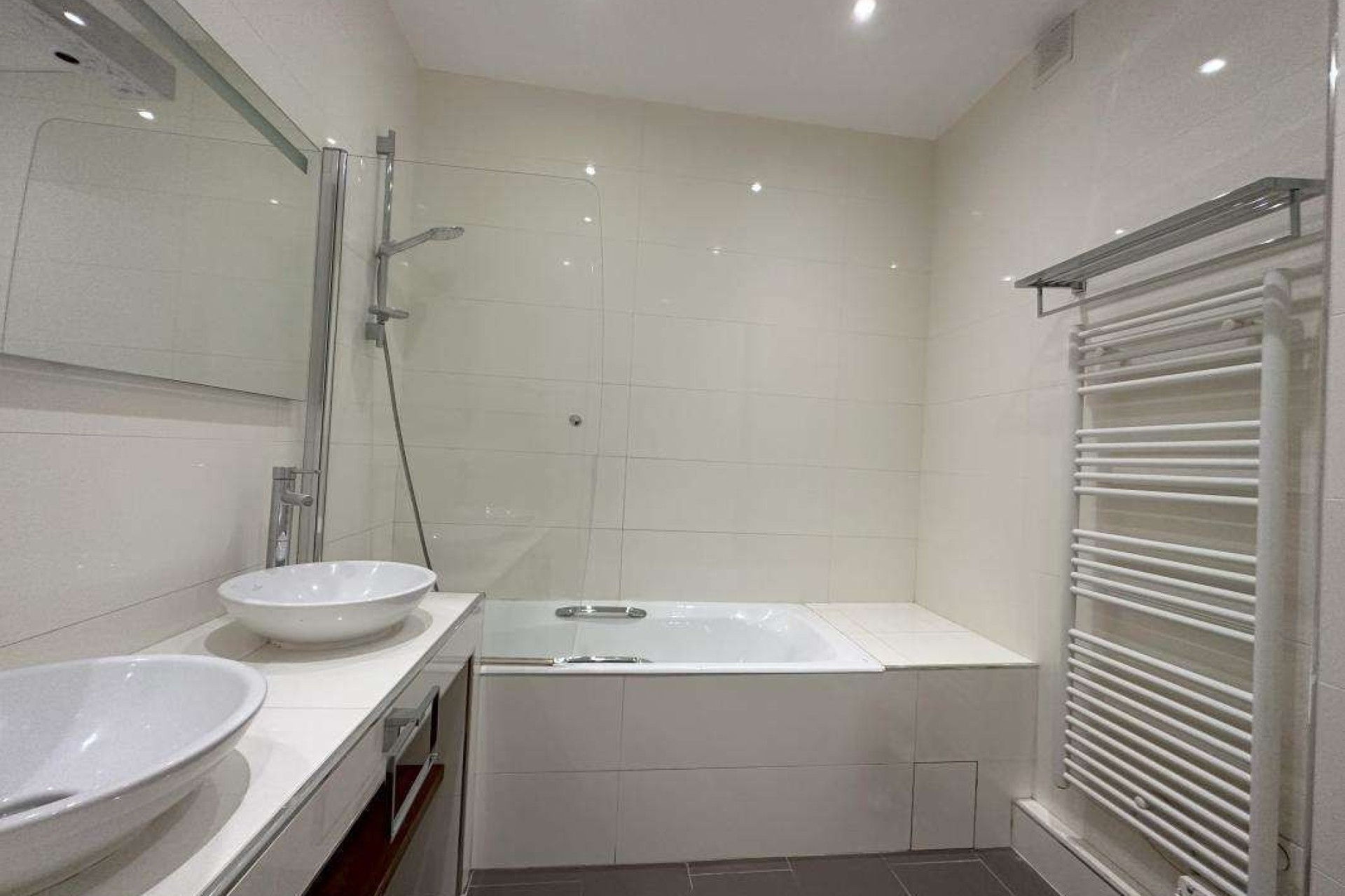 Resale - Apartment - Paris