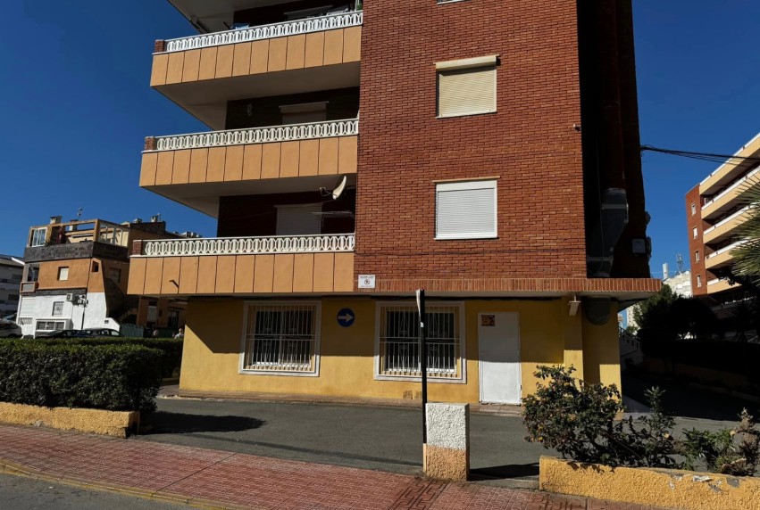 Resale - Commercial - Punta Prima
