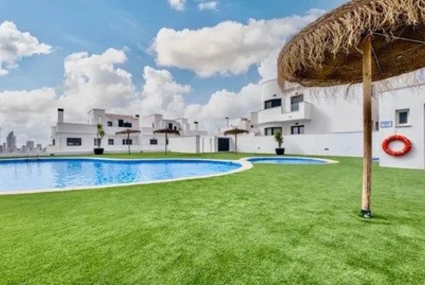 Resale - House - Finestrat - Urbanización