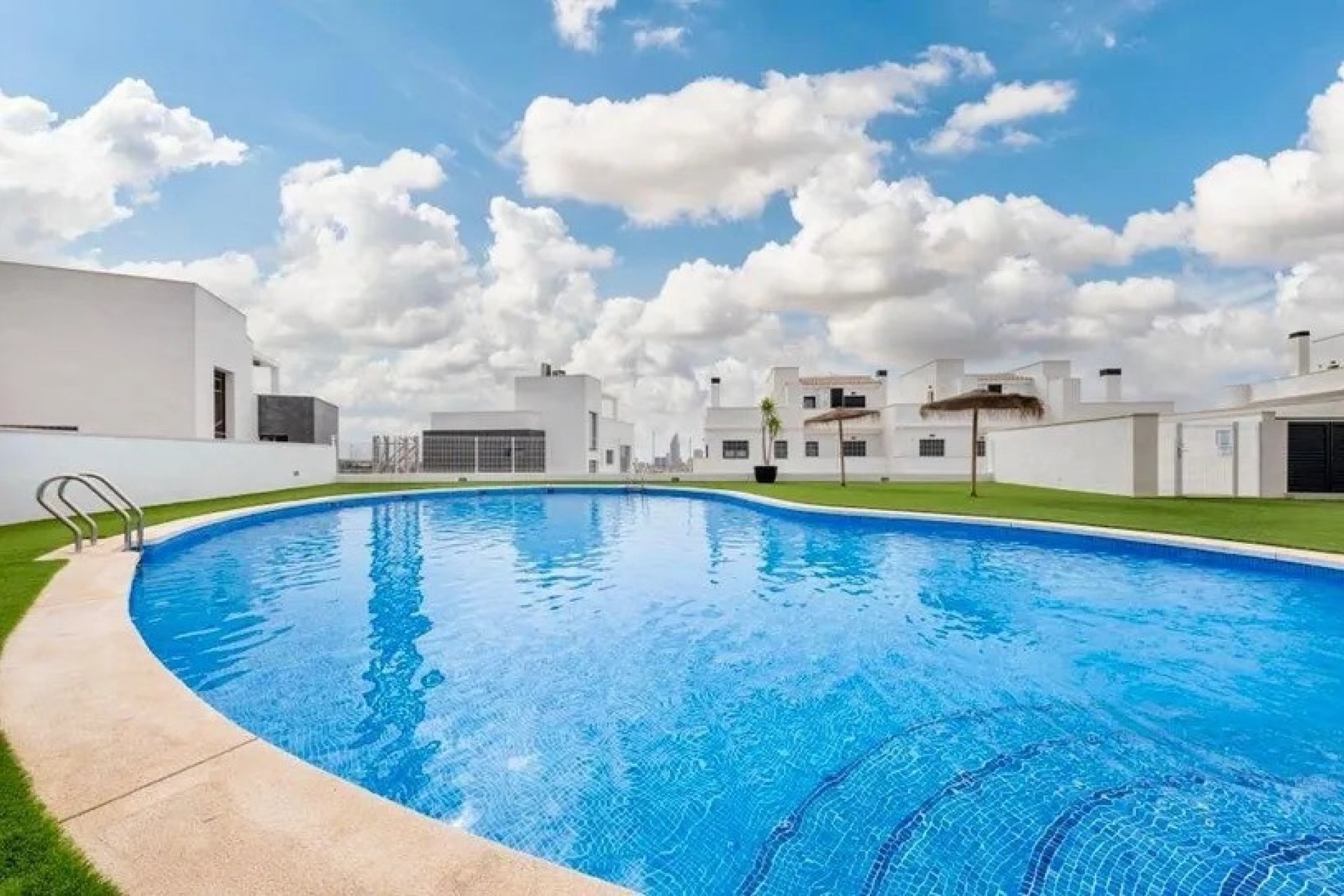 Resale - House - Finestrat - Urbanización