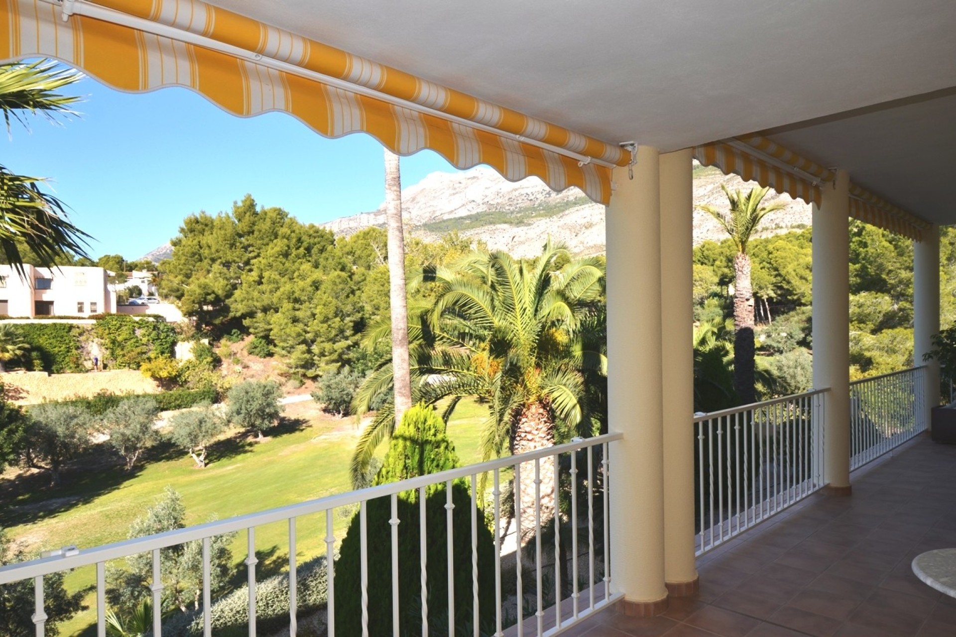 Resale - Villa - Altea