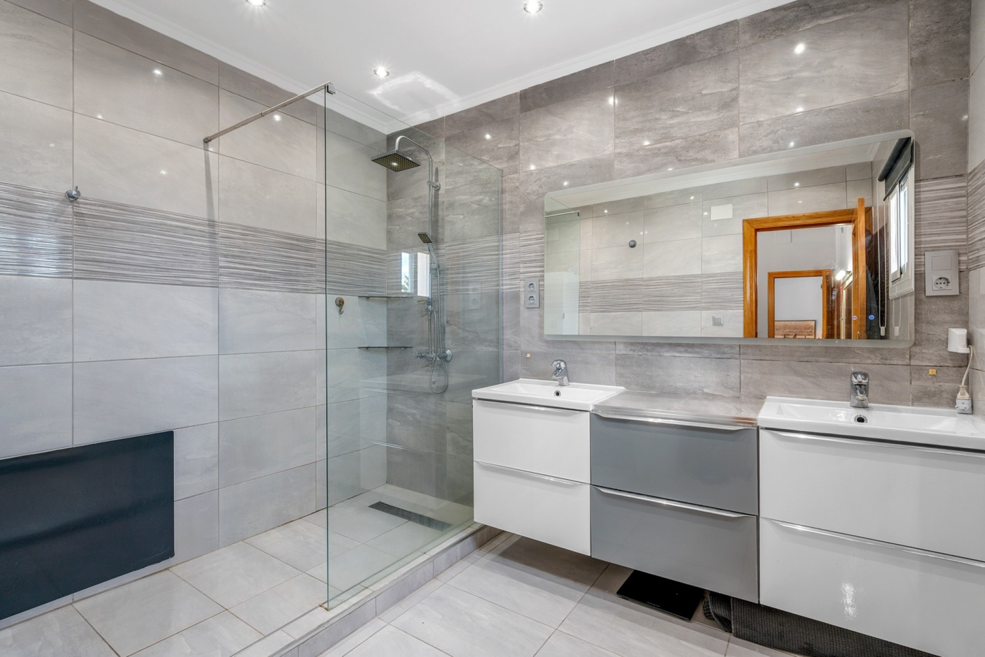 Resale - Villa - Elche