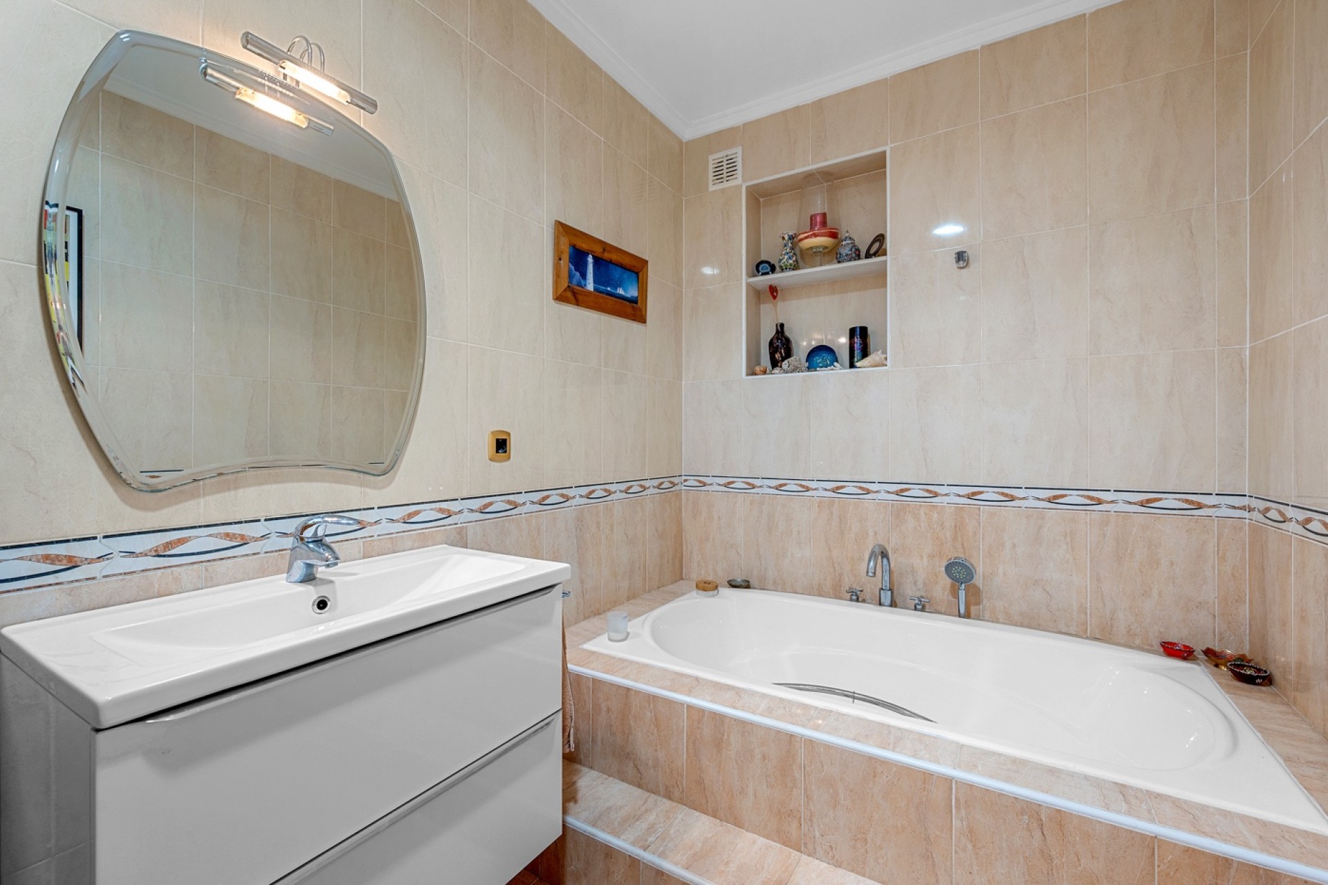 Resale - Villa - Elche