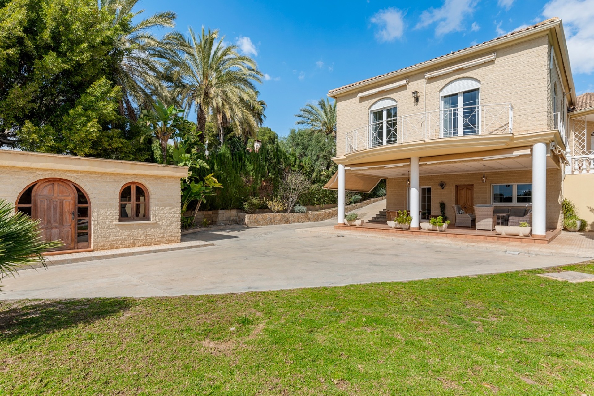 Resale - Villa - Elche