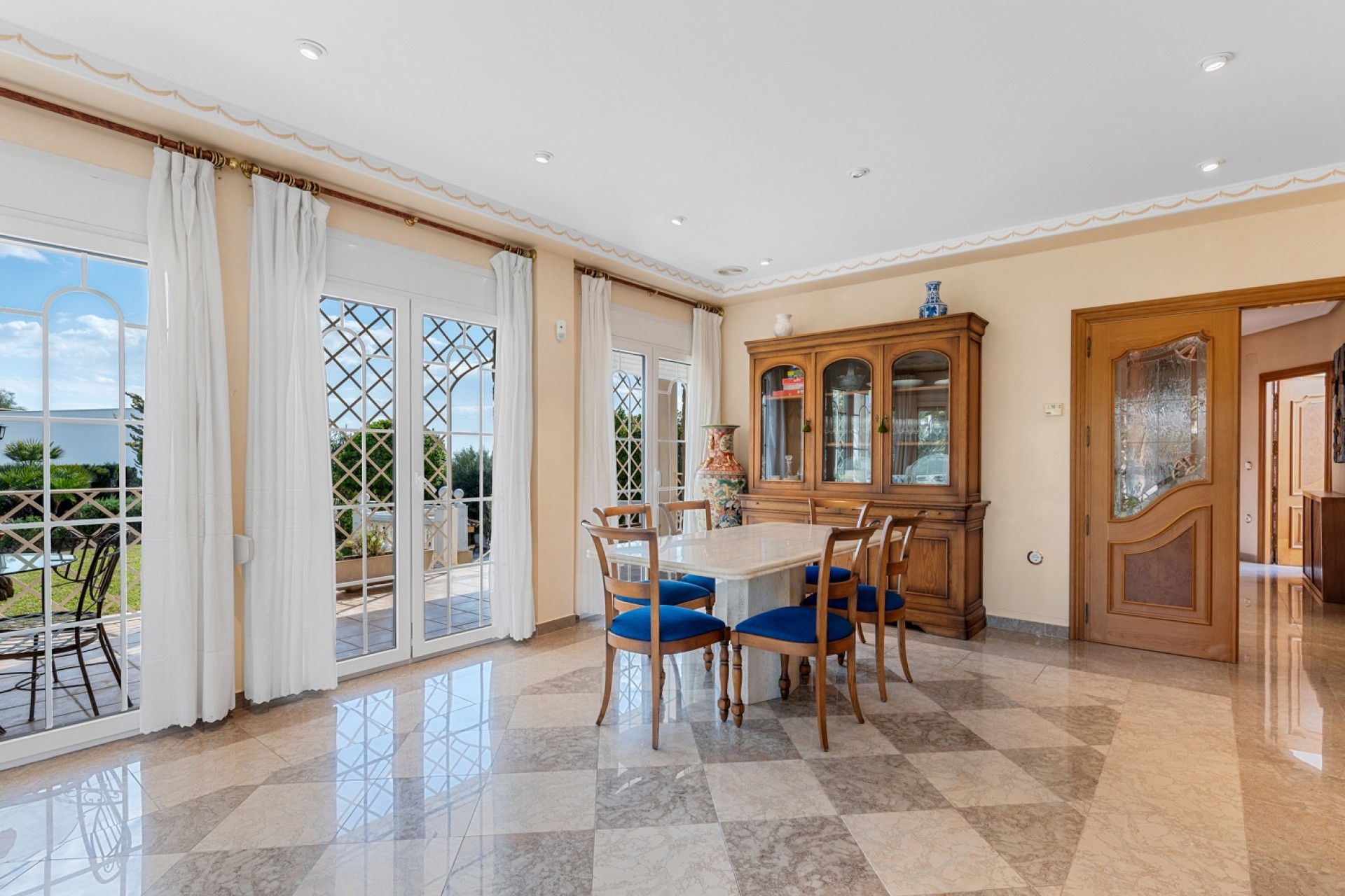 Resale - Villa - Elche