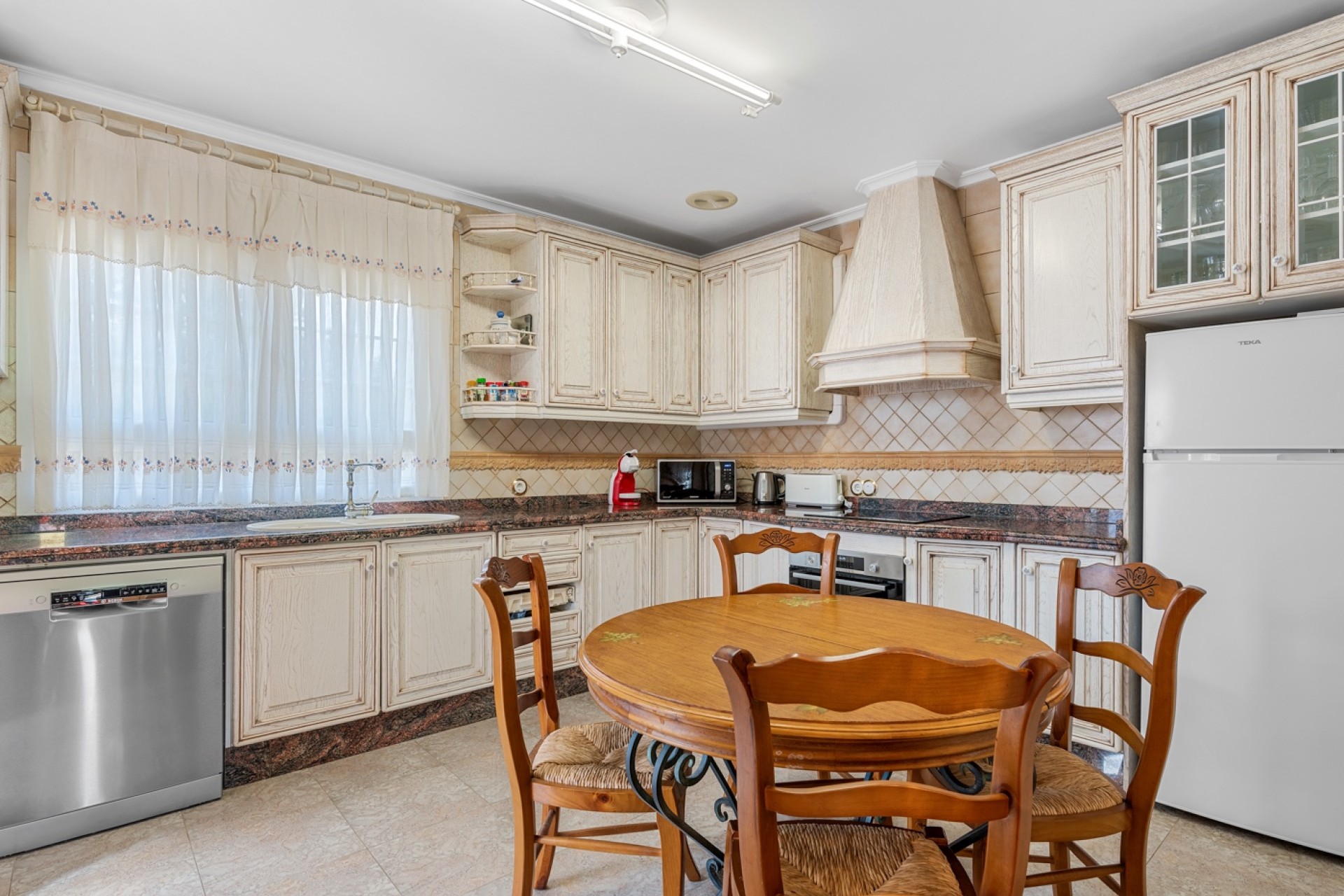 Resale - Villa - Elche