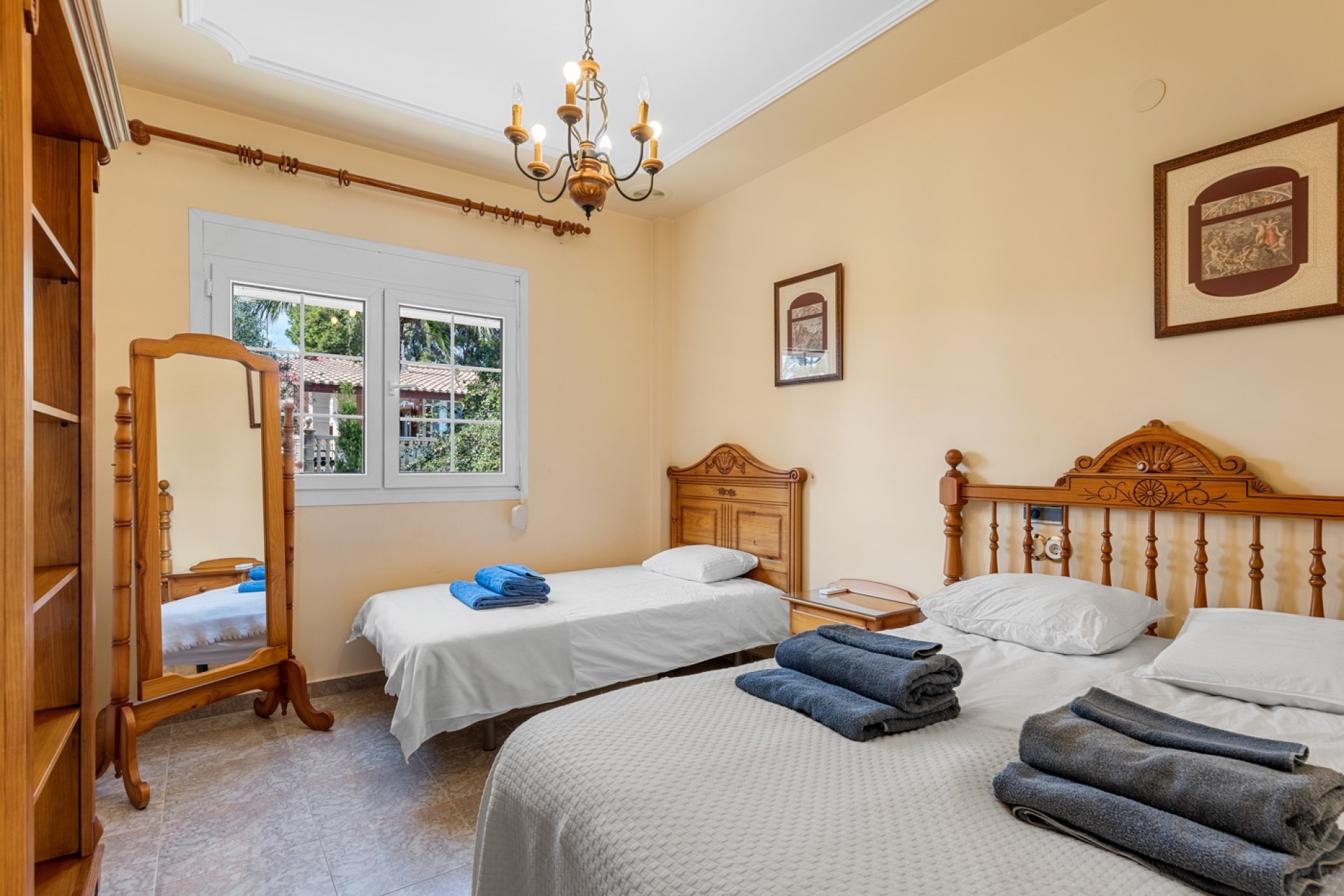Resale - Villa - Elche