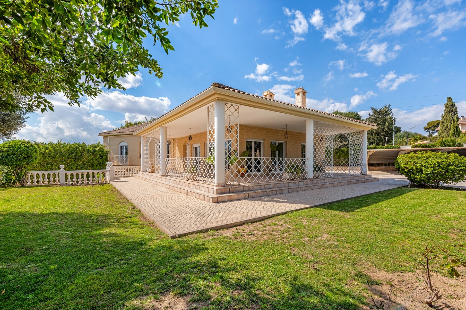 Resale - Villa - Elche
