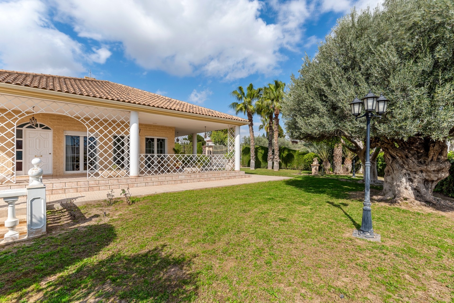 Resale - Villa - Elche