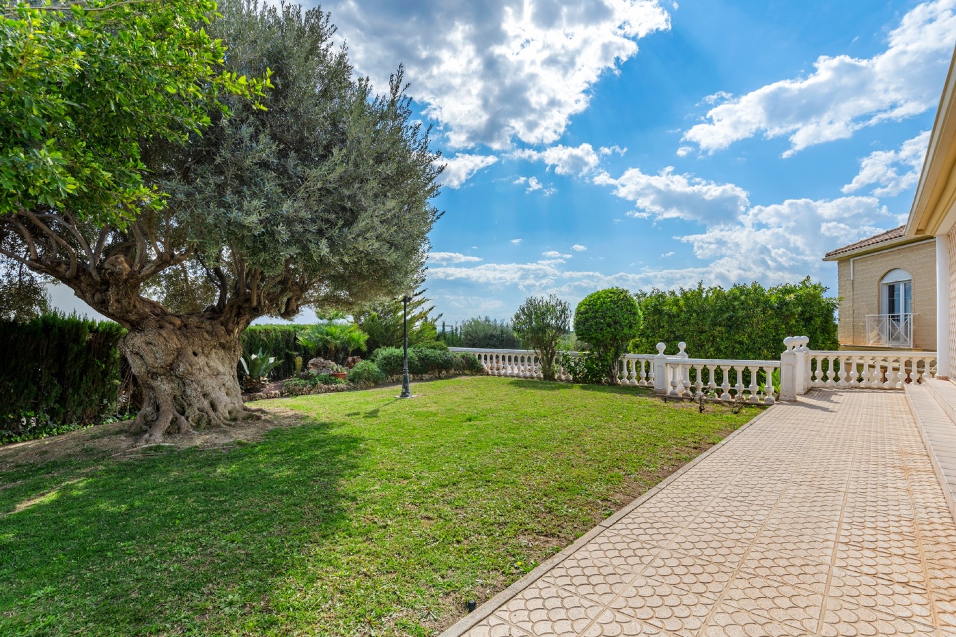 Resale - Villa - Elche