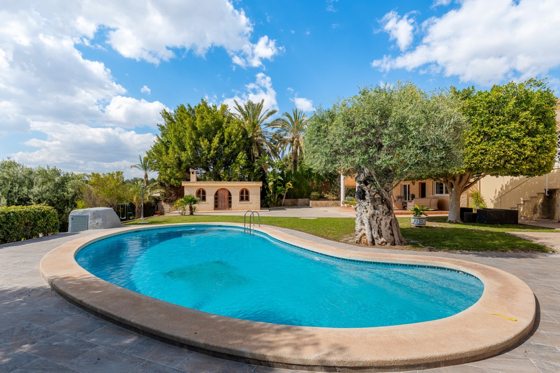 Resale - Villa - Elche