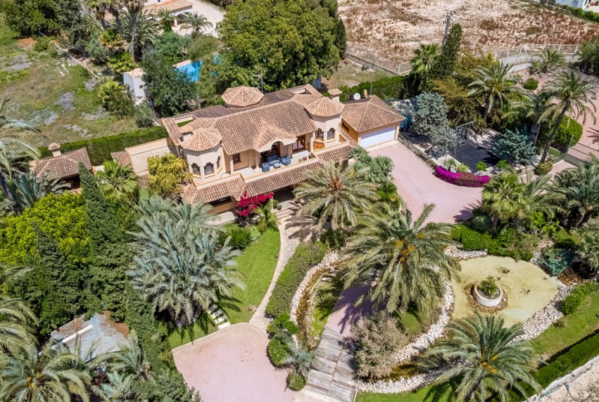 Resale - Villa - Elche