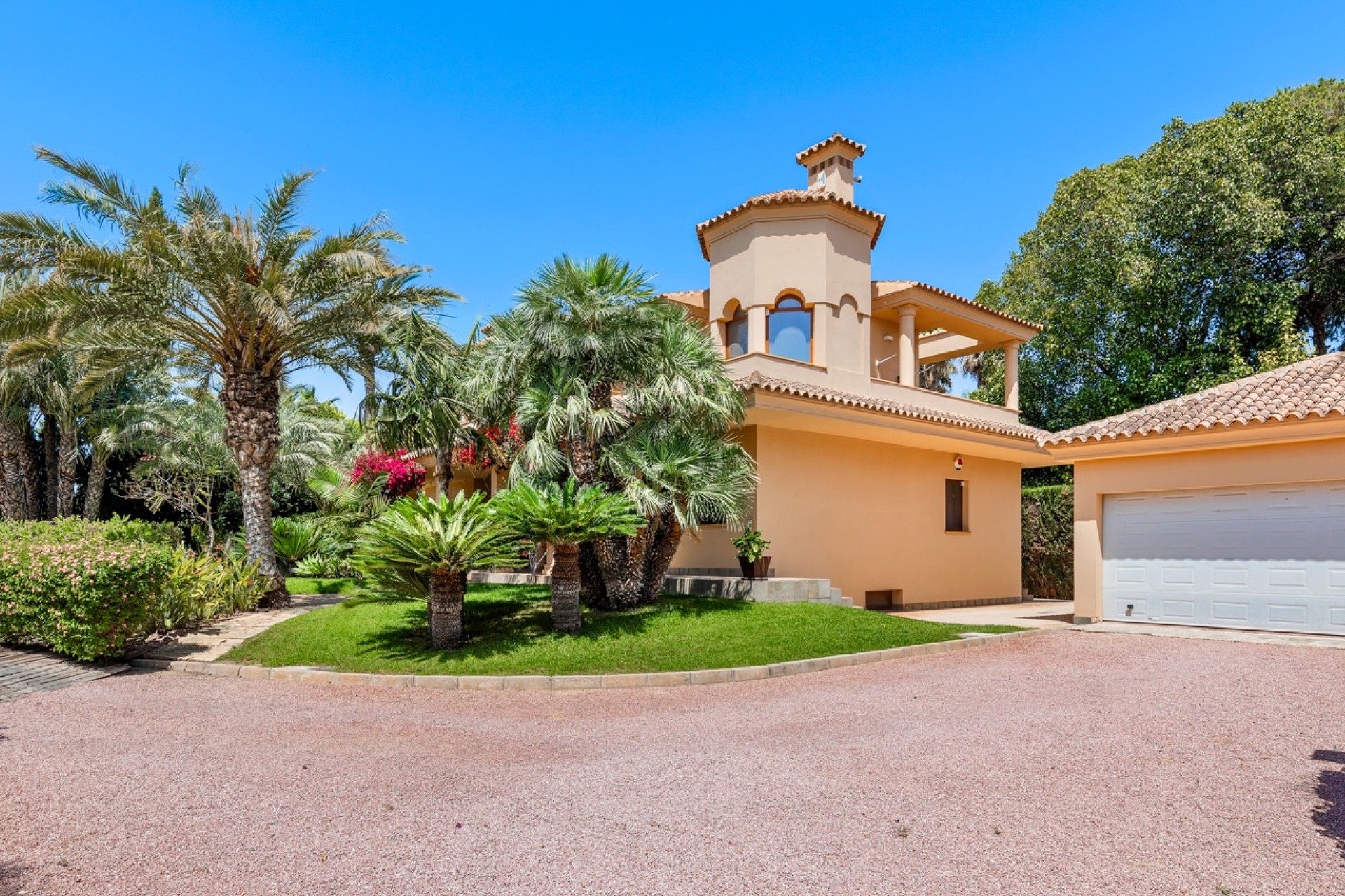 Resale - Villa - Elche