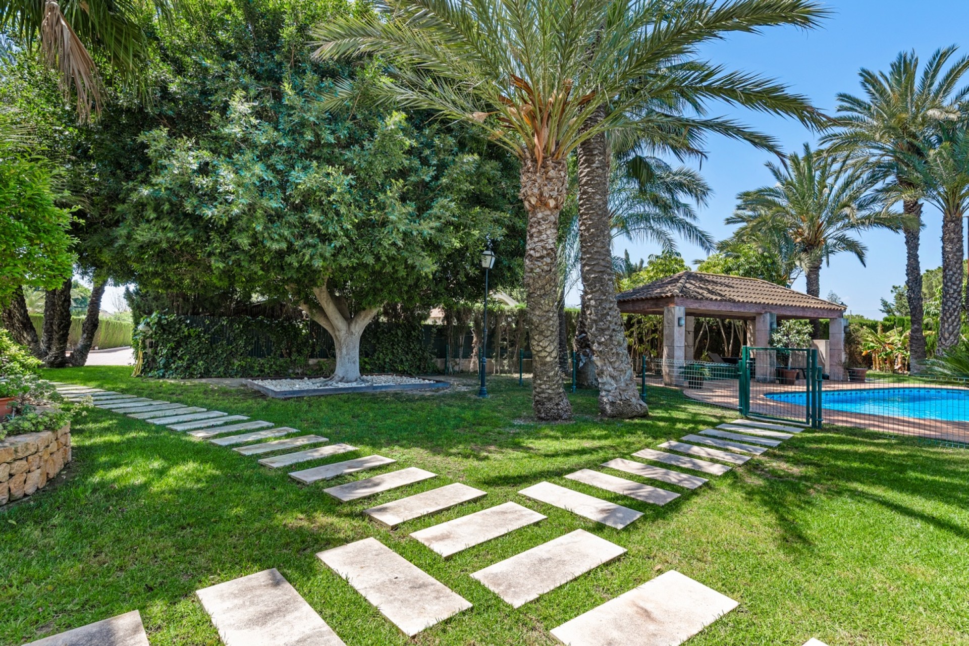 Resale - Villa - Elche