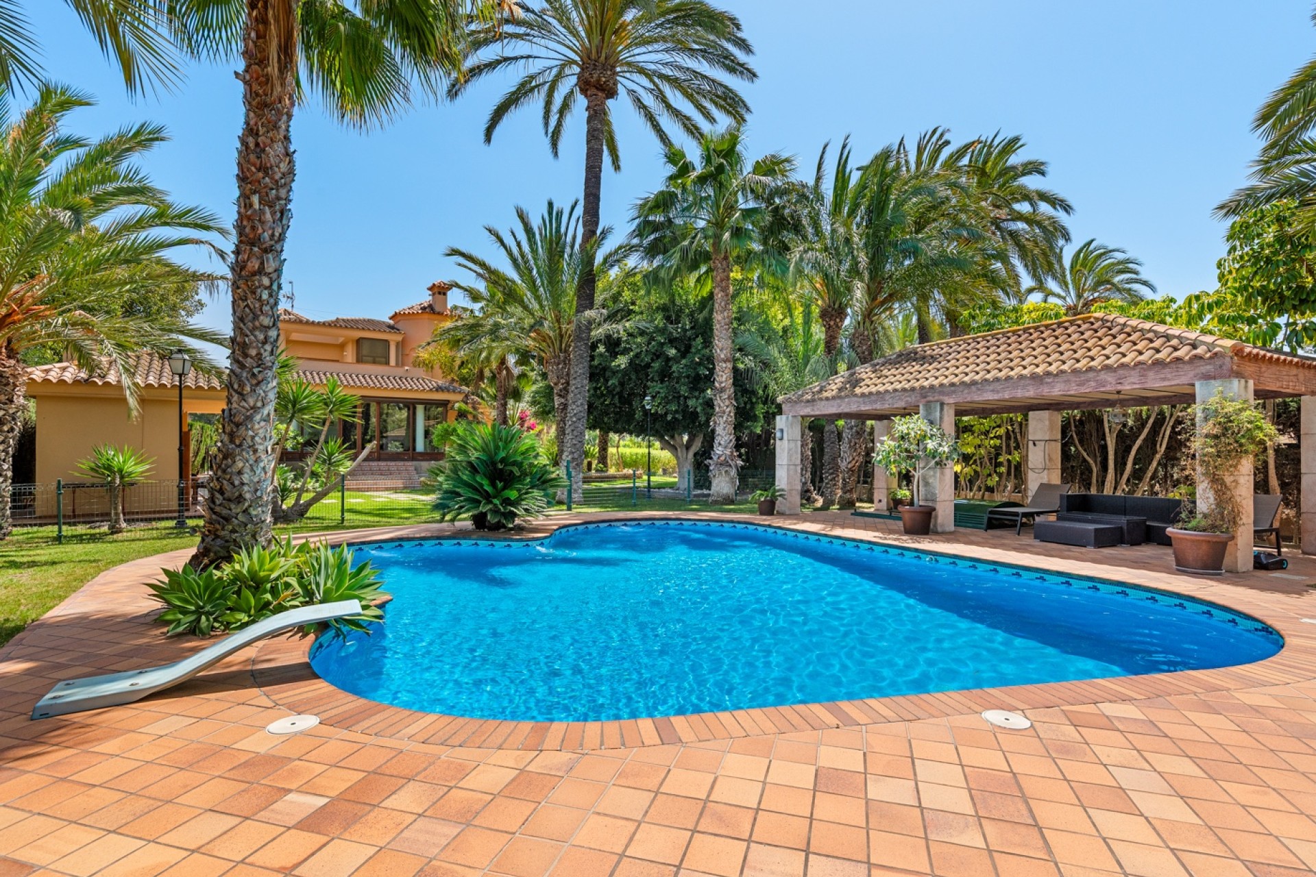 Resale - Villa - Elche