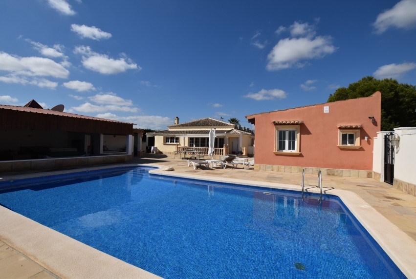 Resale - Villa - Heredades