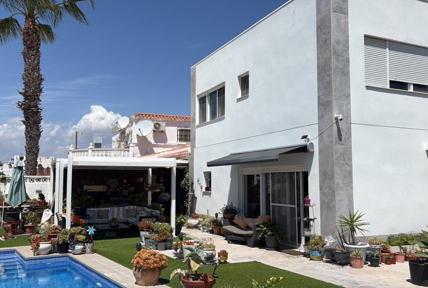 Resale - Villa / House - Torrevieja - La Siesta