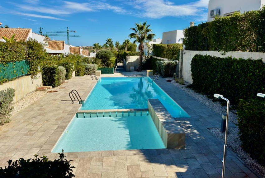 Resale - Villa - La Finca Golf