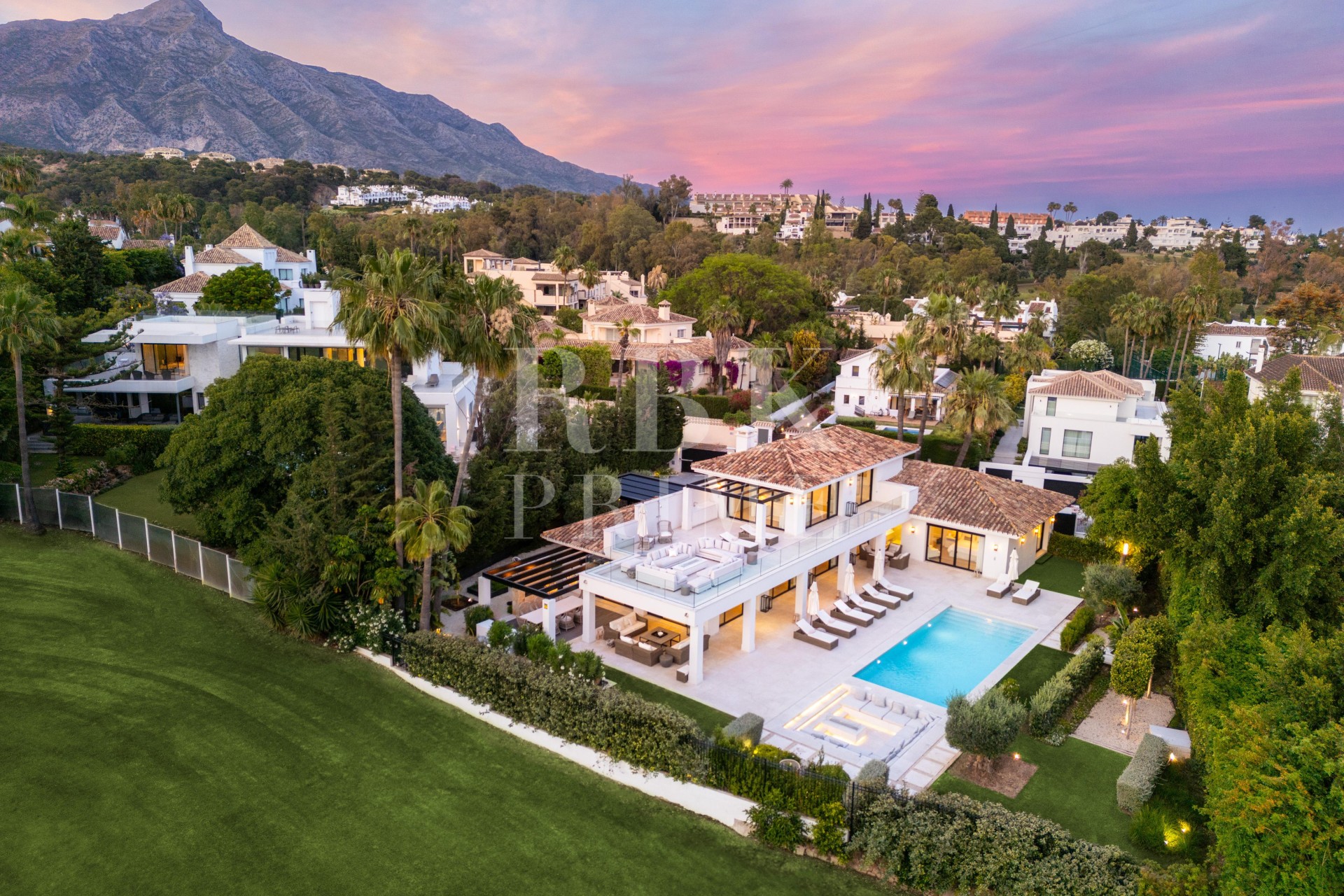 Resale - Villa - Malaga - Nueva Andalucía