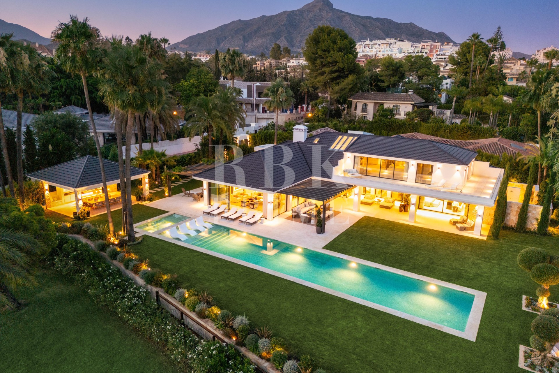 Resale - Villa - Malaga - Nueva Andalucía