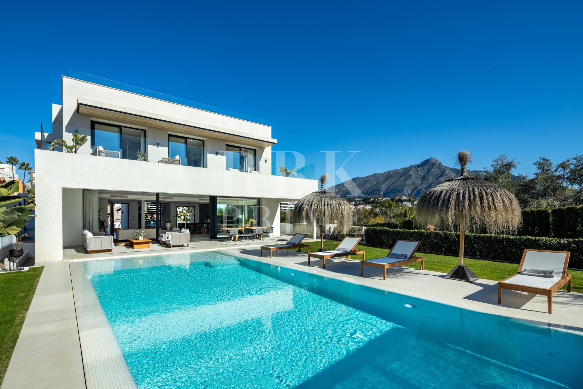 Resale - Villa - Malaga - Nueva Andalucía