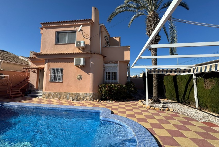 Resale - Villa - Mil Palmeras