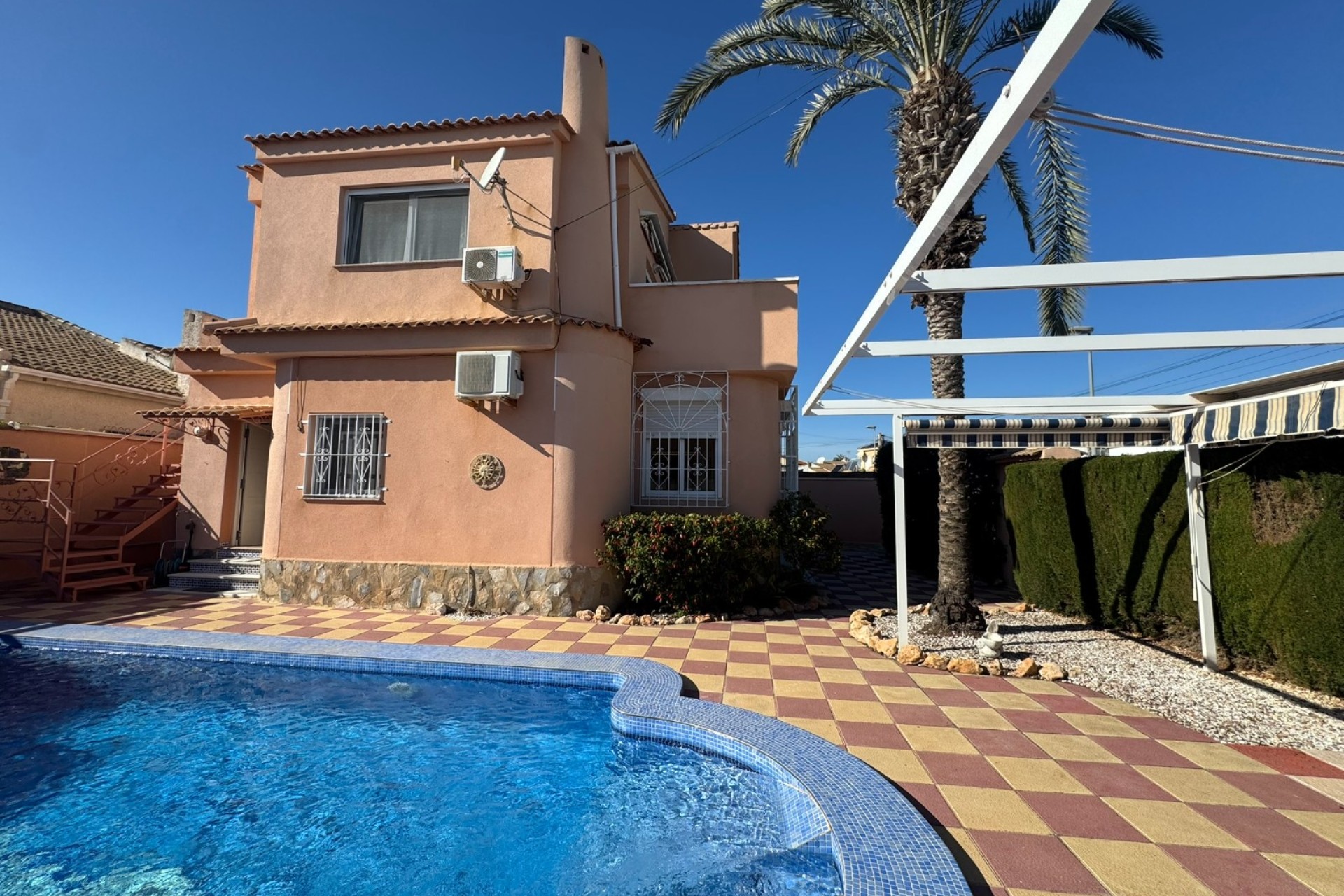 Resale - Villa - Mil Palmeras