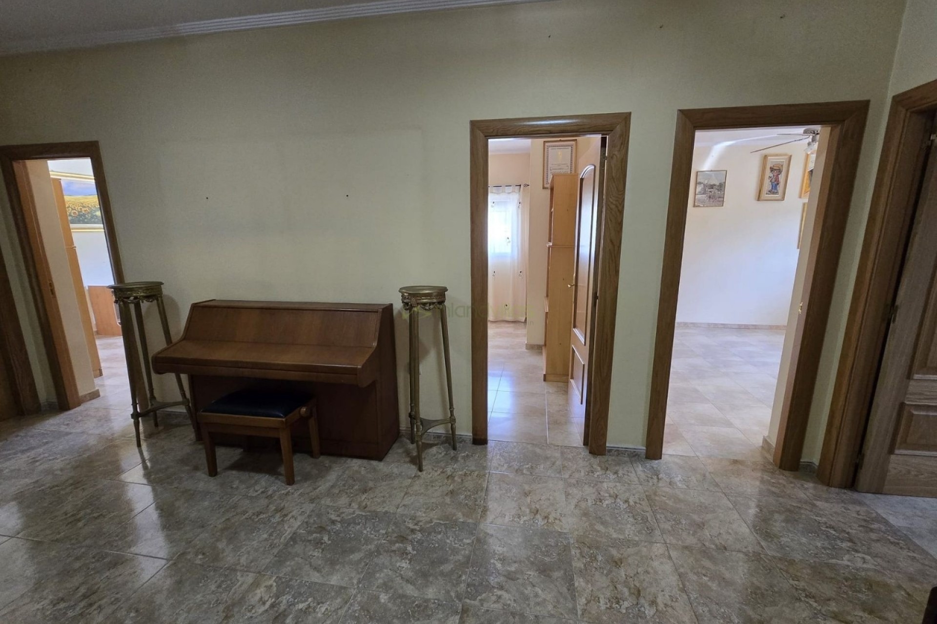 Resale - Villa - Sax