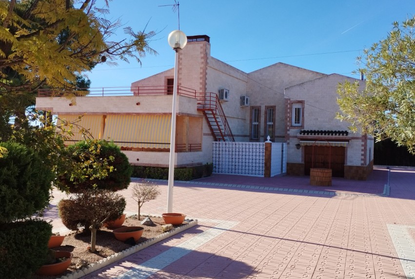 Resale - Villa - Sax