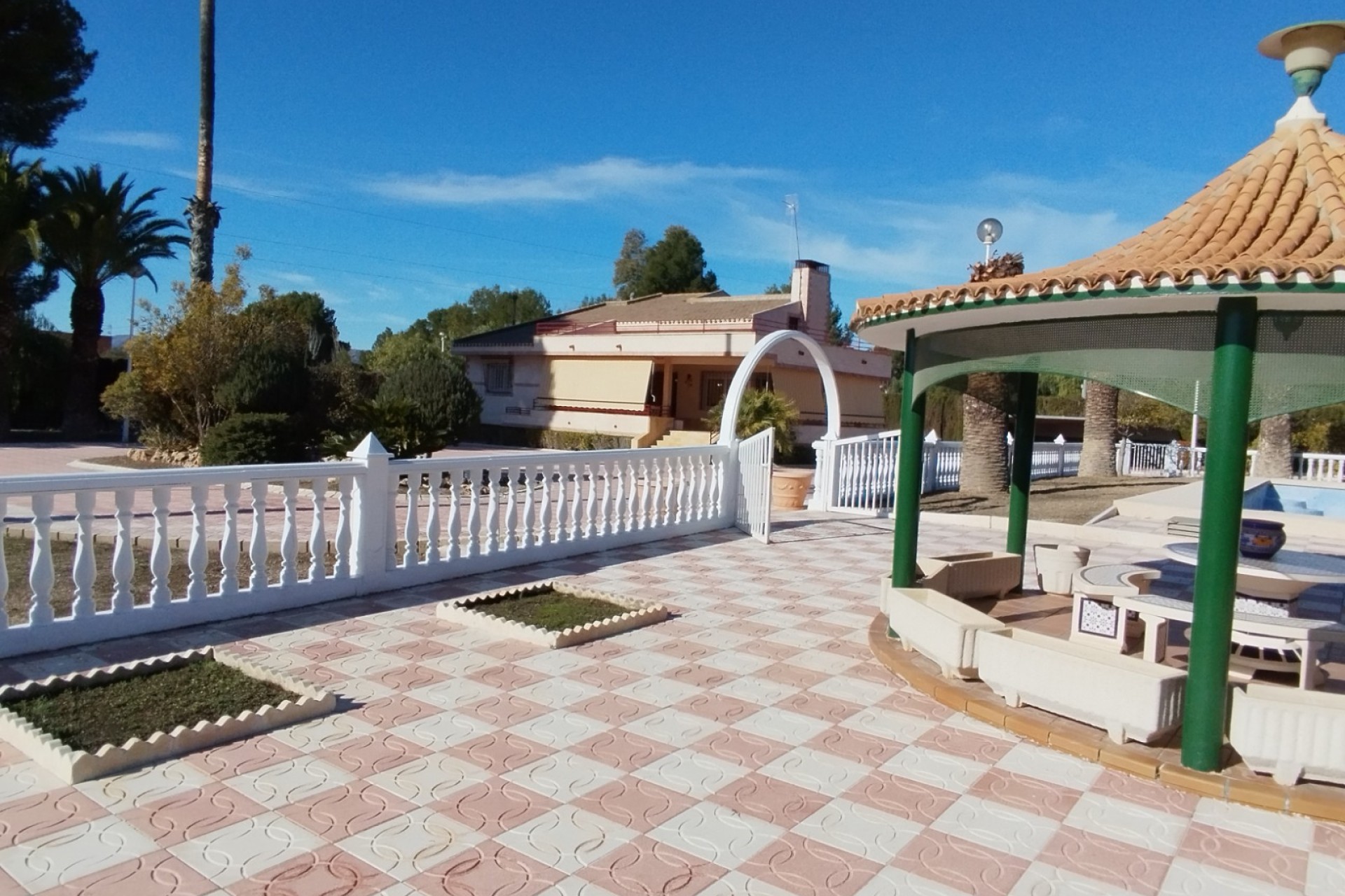 Resale - Villa - Sax