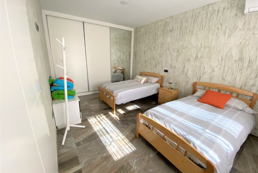 Resale - Villa - Sax