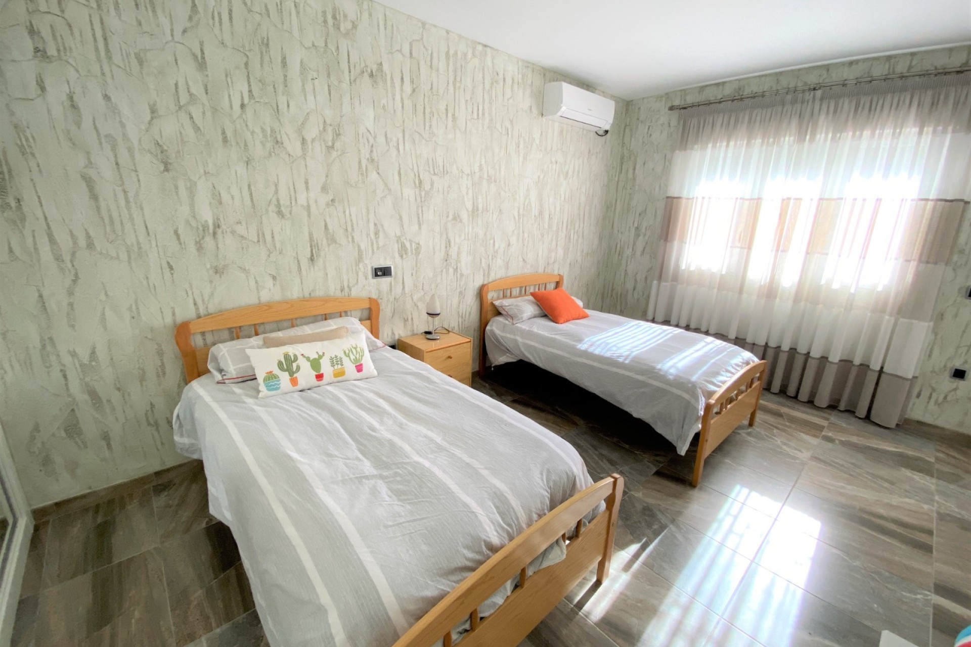 Resale - Villa - Sax