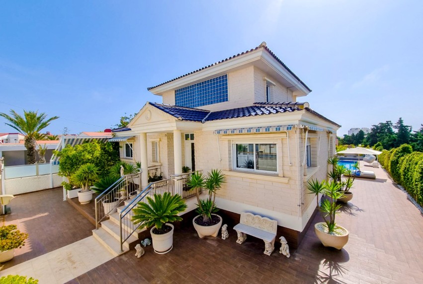 Resale - Villa - Torrevieja - La Mata