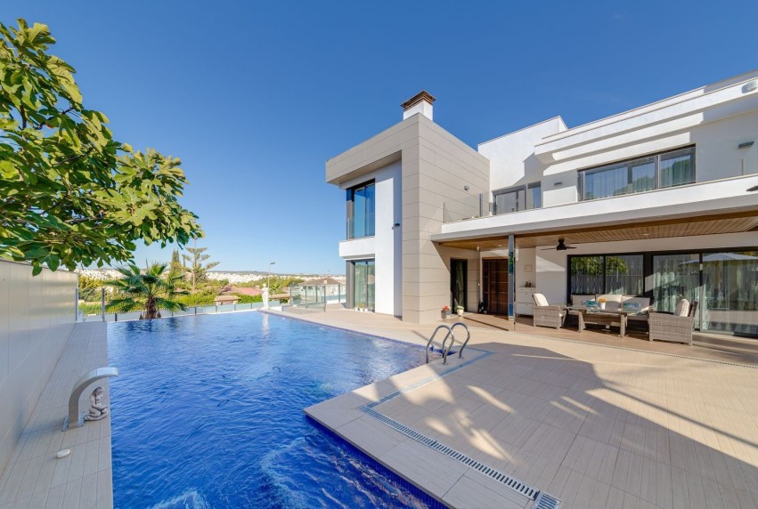 Resale - Villa - Torrevieja