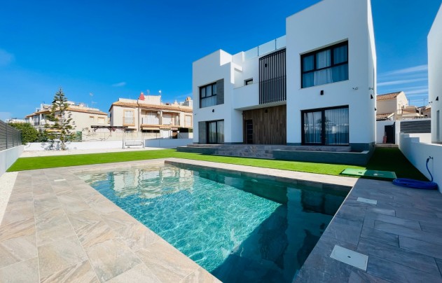 Villa - Herverkoop - Torrevieja - Aguas Nuevas