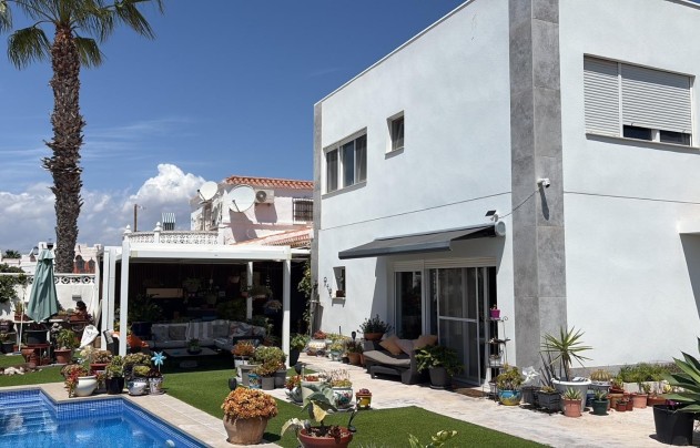 Villa / House - Herverkoop - Torrevieja - La Siesta