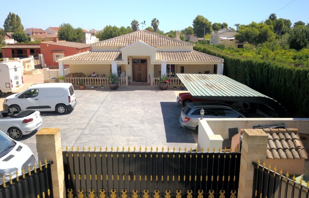Resale - Villa - Heredades - Heradades
