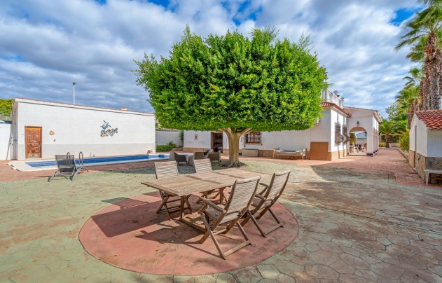 Resale - Villa - Elche