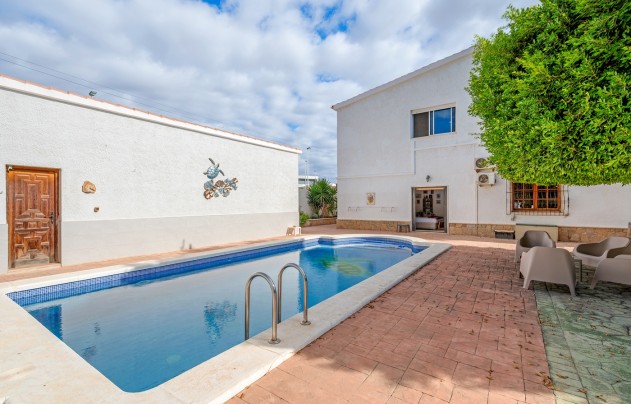 Resale - Villa - Elche