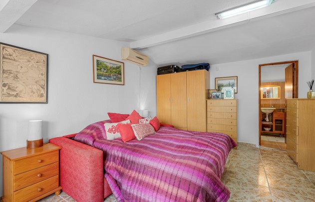 Resale - Villa - Elche