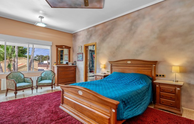 Resale - Villa - Elche