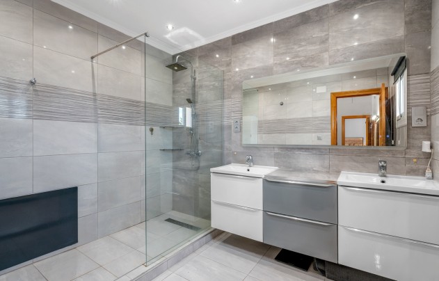 Resale - Villa - Elche