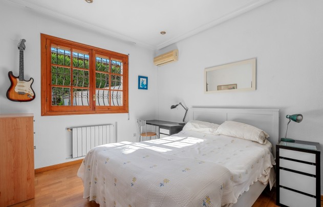 Resale - Villa - Elche