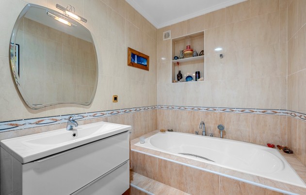 Resale - Villa - Elche