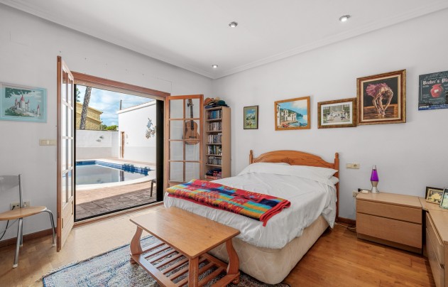 Resale - Villa - Elche