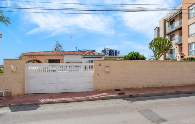 Resale - Villa - Orihuela Costa - Punta Prima