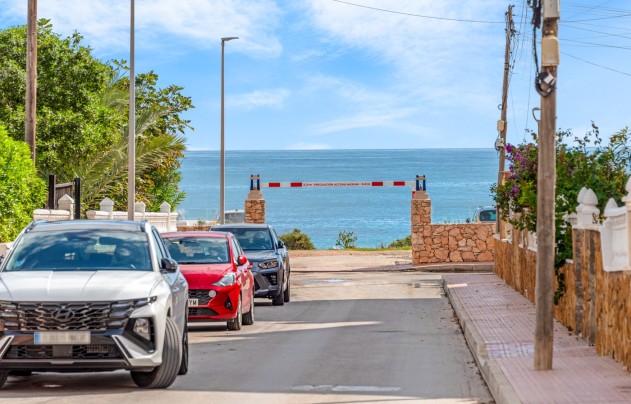 Resale - Villa - Orihuela Costa - Punta Prima