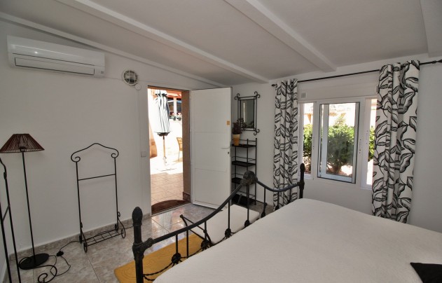 Resale - Villa - Torrevieja - La Siesta