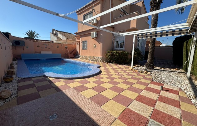 Resale - Villa - Mil Palmeras